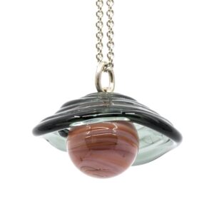 Smuk rosa perle med transperant grå skærm i sølvkæde