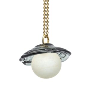 Unika vedhæng. Sandblæst klar perle med transparent grå skærm i sølv kæde